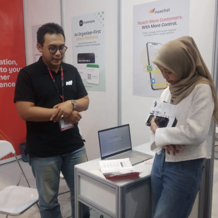 Booth Maxchat di IIDC JIEXPO Jakarta memamerkan solusi omnichannel