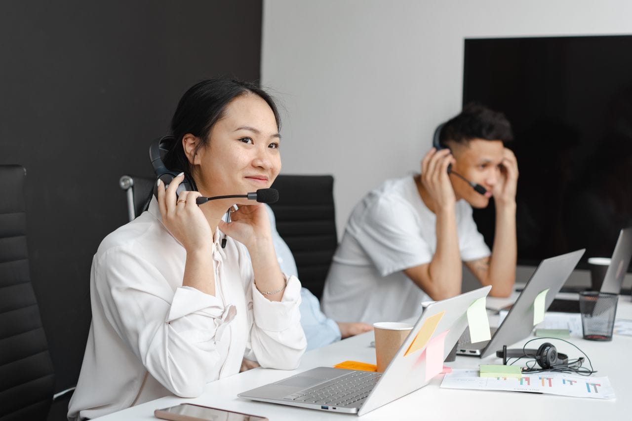 Agen customer service kewalahan menangani chat WhatsApp yang menumpuk di jam sibuk